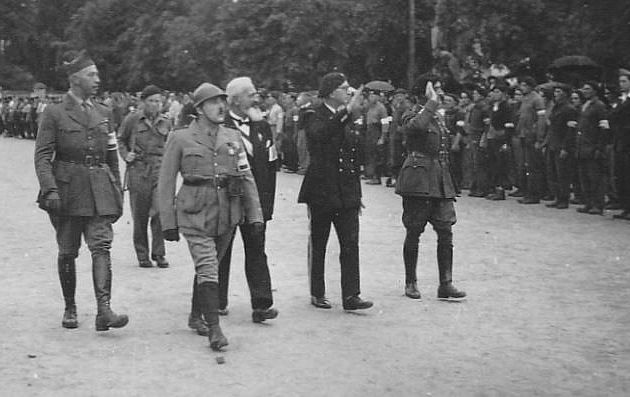 Place du Drapeau le 6 septembre 1944 à Parthenay : Revue en présence du sous-préfet Lapeyrie, du nouveau maire Jules Piau, de Clovis Macouin (député en 1940 et vice-président du Comité départemental de la Libération), du colonel Robin (chef départemental des Francs-Tireurs et Partisans), du commandant Péaron, du capitaine Guignard.