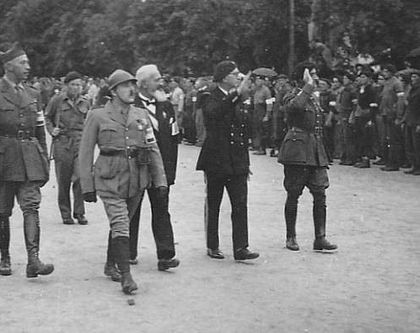 Place du Drapeau le 6 septembre 1944 à Parthenay : Revue en présence du sous-préfet Lapeyrie, du nouveau maire Jules Piau, de Clovis Macouin (député en 1940 et vice-président du Comité départemental de la Libération), du colonel Robin (chef départemental des Francs-Tireurs et Partisans), du commandant Péaron, du capitaine Guignard.